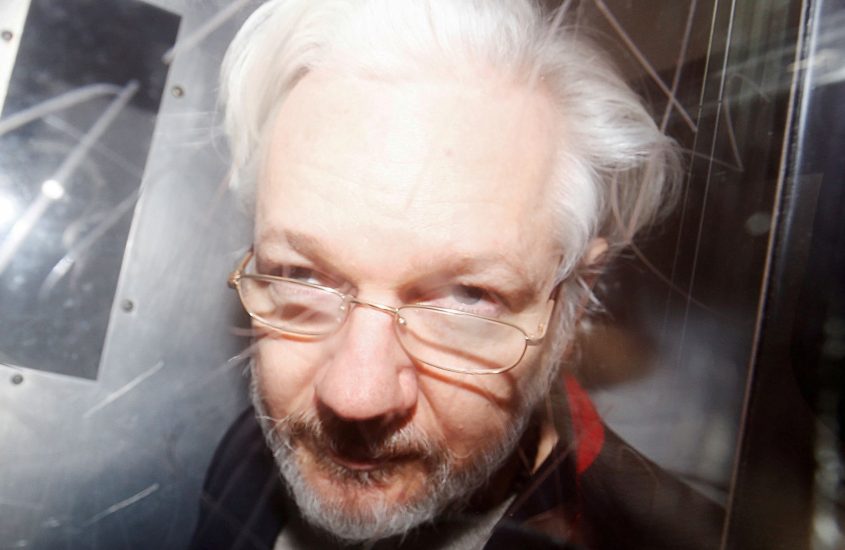 Assange: 42 europarlamentari chiedono sua liberazione