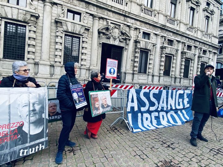 Assange: scandaloso negargli cittadinanza a Milano